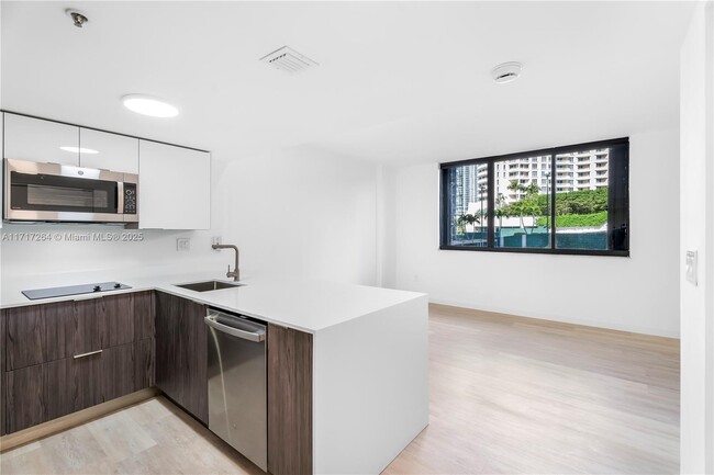 Building Photo - 540 Brickell Key Dr