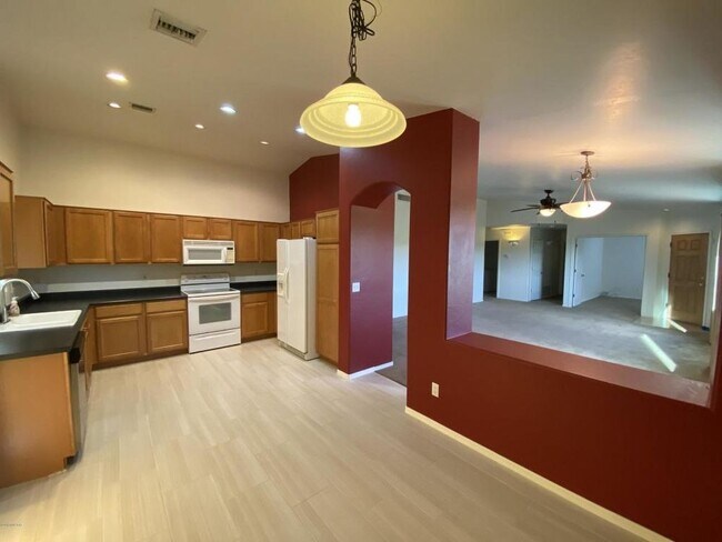 Building Photo - 1721 sqft 3 bed  den end of cul-De-sac home