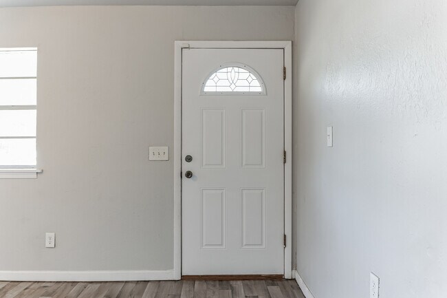 Building Photo - 306 E Jacobs Dr
