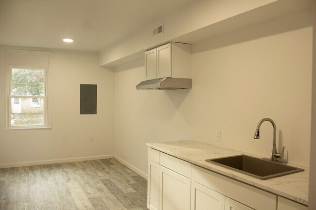 Building Photo - 3 Bedroom Available NOW