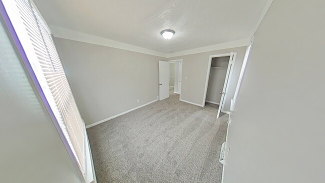 Foto del edificio - 2-Bed Gem in Warren, MI - Cozy Living Awaits!