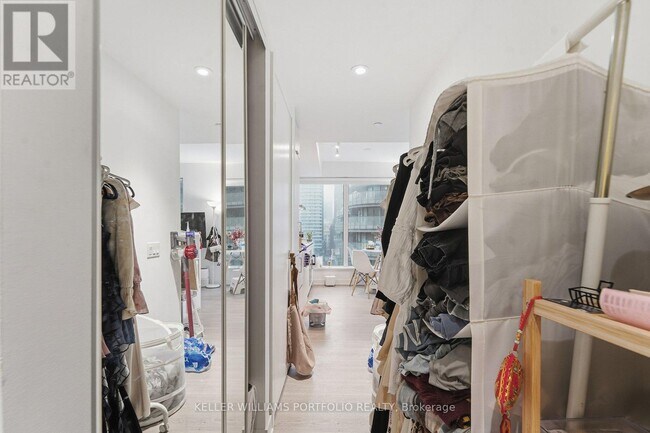 Photo du bâtiment - 8 Wellesley St W