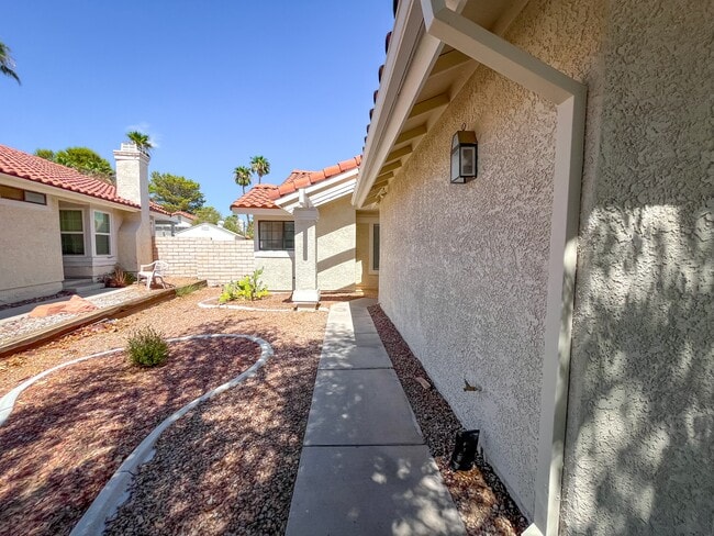 Building Photo - 8423 Palmada Dr