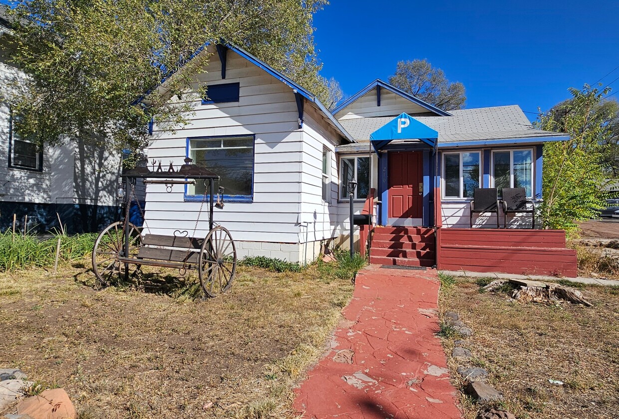 Foto principal - 210 N Elden St