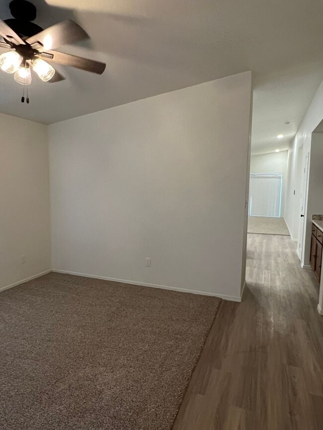 Foto del edificio - 4 BEDROOM HOME!