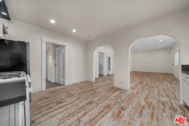 Foto del edificio - 2816 W Jefferson Blvd