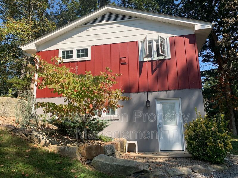 Primary Photo - 109 Barnard Ave
