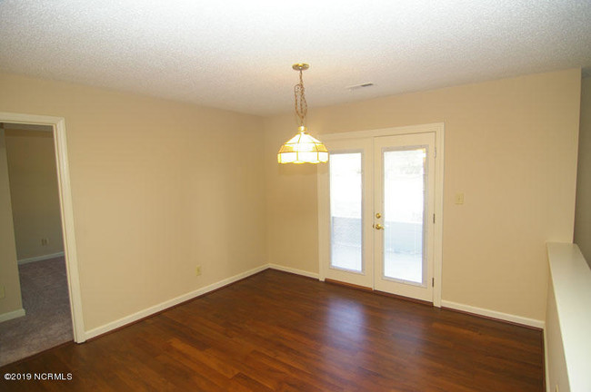 Building Photo - 103 Breezewood Dr