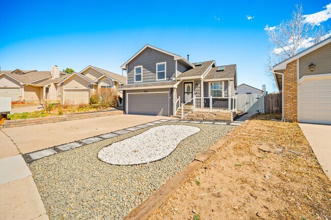 Foto del edificio - Stunning tri-level remodeled home in Briargate!