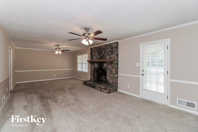 Building Photo - 2835 Twin Springs Dr