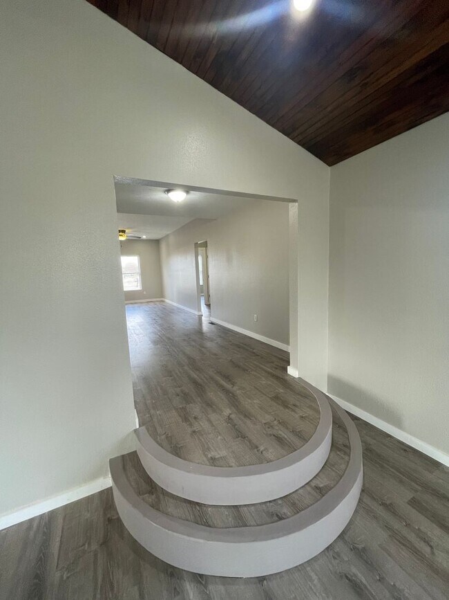 Building Photo - 130 Pinyon Ave
