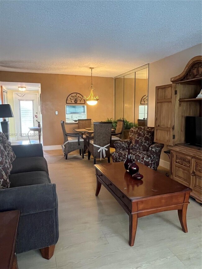 Foto del edificio - 8135 Sunrise Lakes Blvd