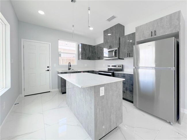 Building Photo - 817 N Woodson Ave