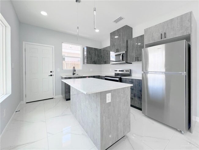 Building Photo - 913 N Woodson Ave