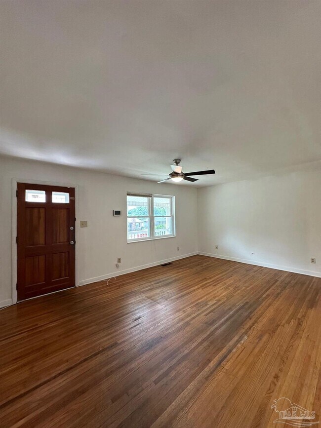Foto del edificio - 6110 Shores Cir