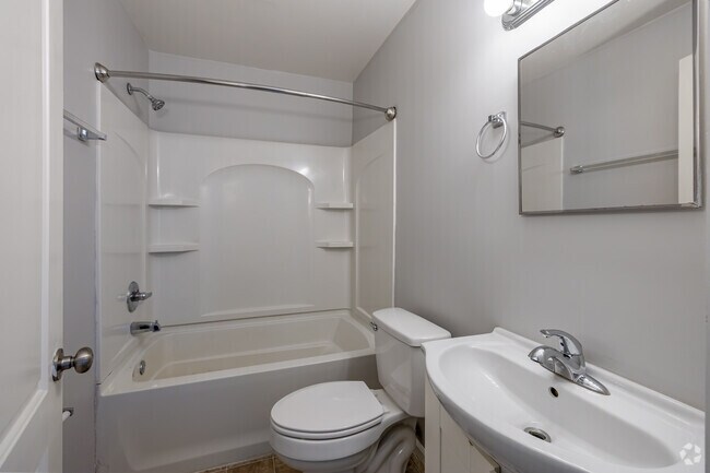 2 habitaciones, 1 baño - 800 pies cuadrados - Baño - Fountain West Apartments