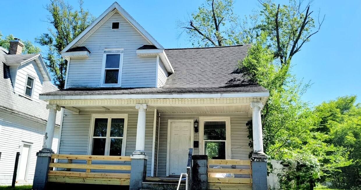 Primary Photo - 1212 E. Madison