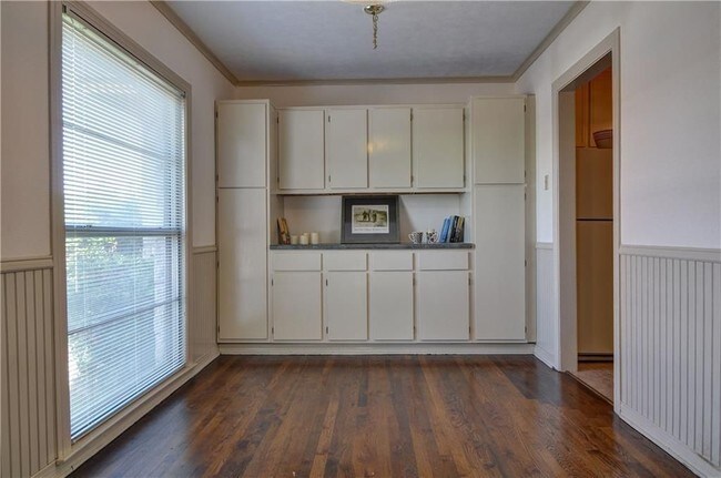 Dinning area - 6950 Hillcrest Ave