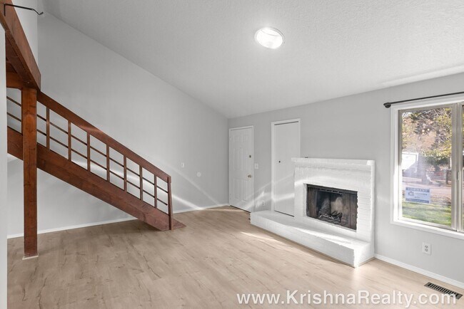 Foto del edificio - Charming 3 Bedroom | 2 Bathroom Duplex | Private Backyard | Near Washington Square Mall
