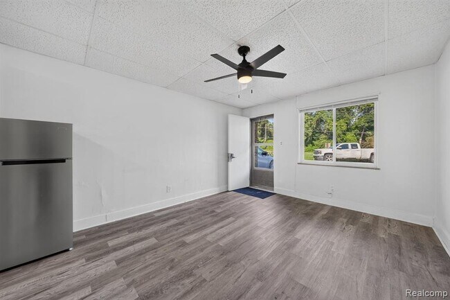 Building Photo - 16001 Dixie Hwy