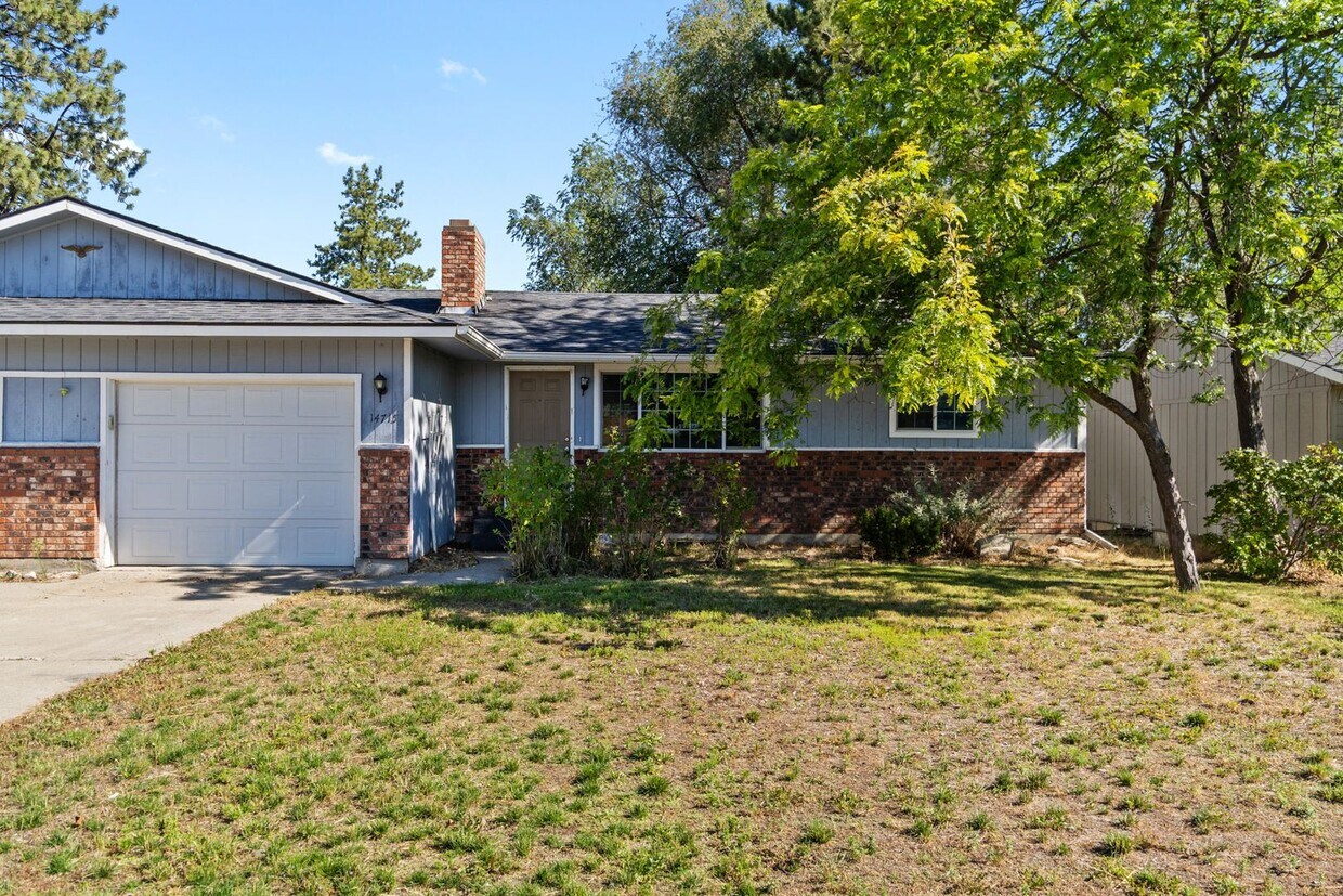 Foto principal - Spacious 5 Bedroom, 2 Bath Duplex with Gar...