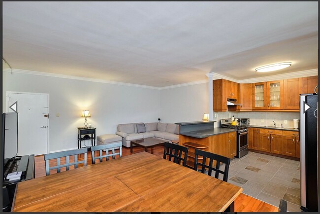 Building Photo - Huge 1BR/ 1BA Condo- ALL UTILITIES, STORAG...