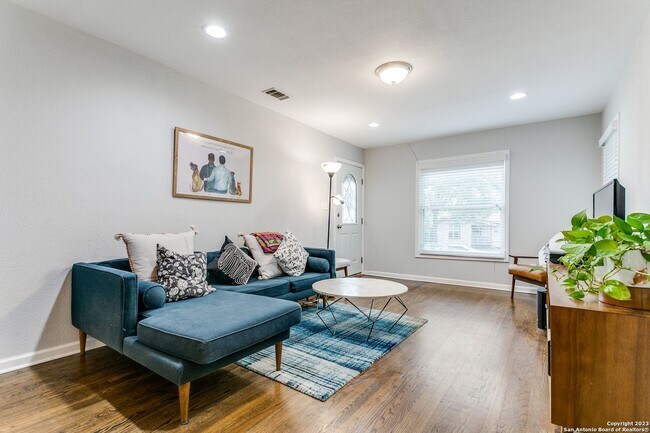 Foto del edificio - CHARMING 4-BEDROOM IN WILSHIRE VILLAGE