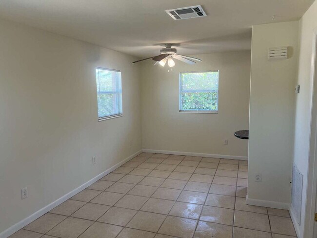 Foto del edificio - Utilities Included - Clean 1BR Naples Park Apartment Near Vanderbilt Beach - $1,450