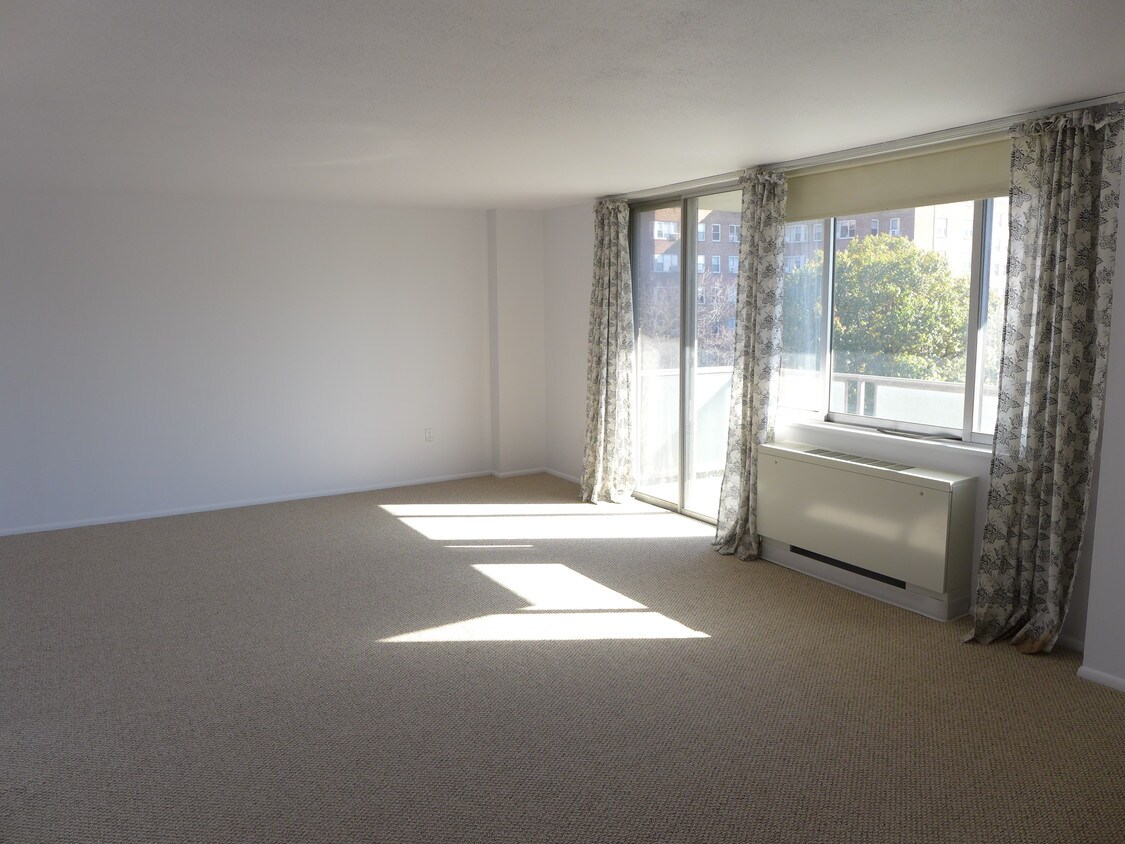Foto principal - 1 E University Pkwy