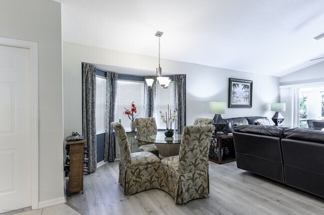 Foto del edificio - Turnkey Furnished Seasonal Rental – 2 Bedr...