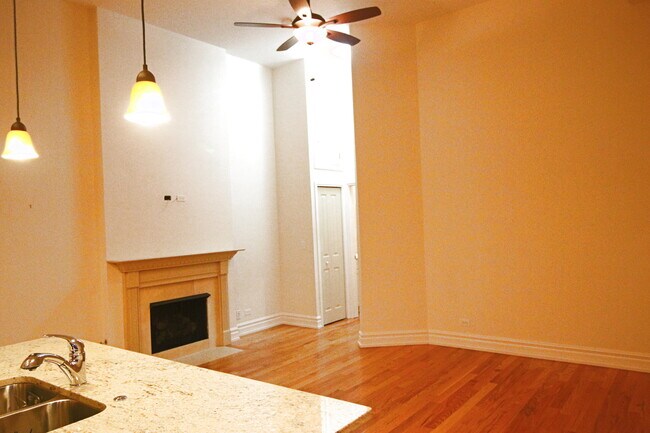 Building Photo - 1470 W Carmen Ave