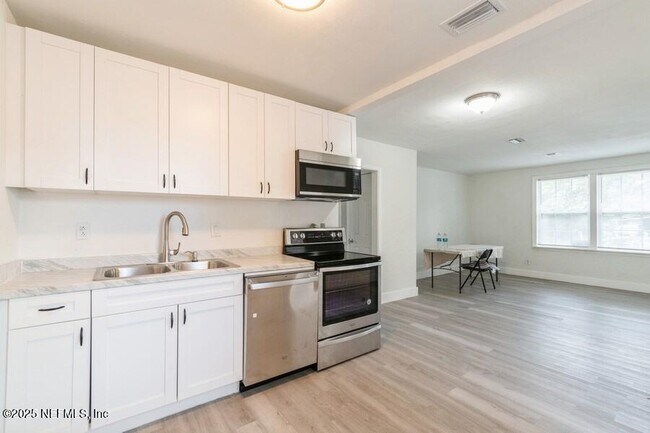 Foto del edificio - 2970 W 15th St