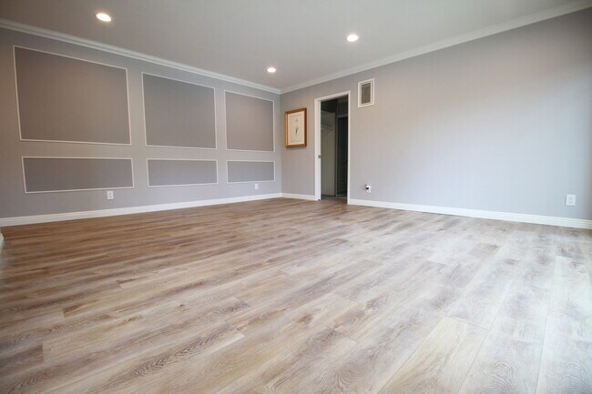 Building Photo - 2261 N Beachwood Dr