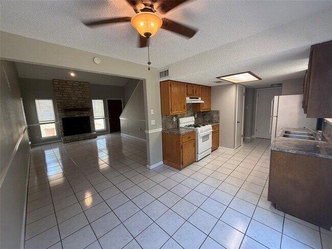 Foto del edificio - 7001 Winedale Dr