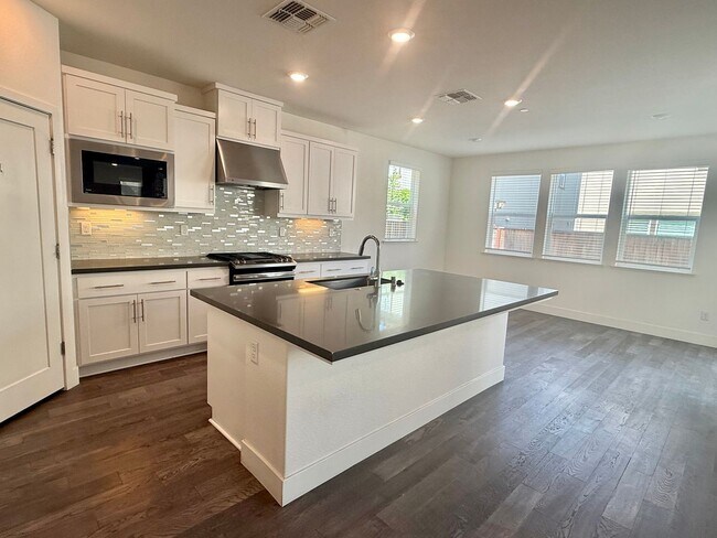 Building Photo - GILROY - beautifully maintained two-story home in the desirable gated community of Gilroy