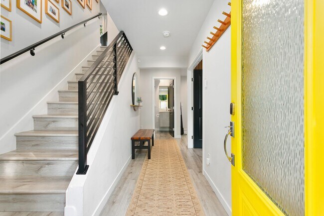 Building Photo - Gorgeous House in a Family-Friendly neighb...