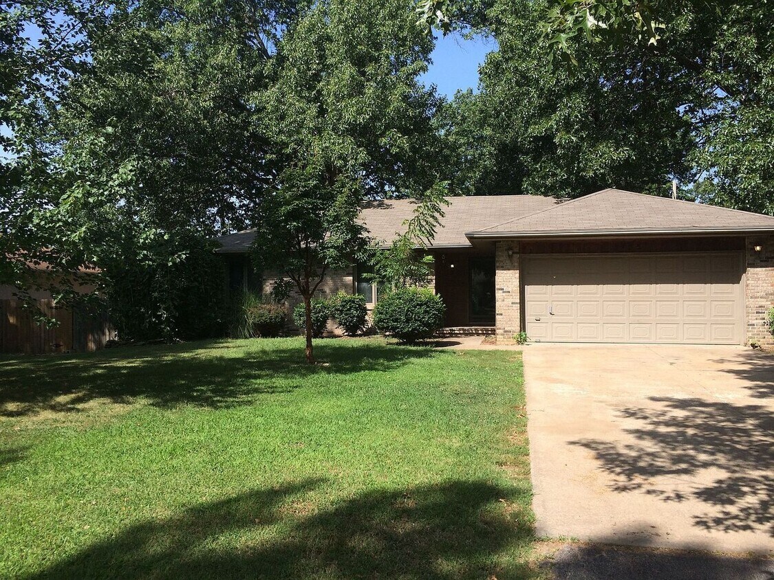 Primary Photo - Updated 3 bedroom 2 bath Home in Battlefie...