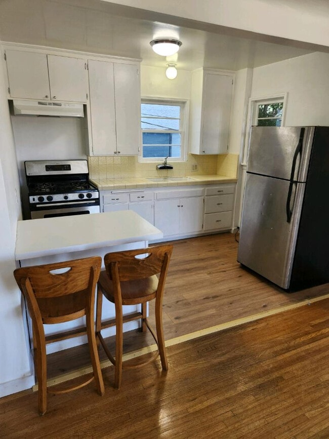 Building Photo - 1147 W 11th St