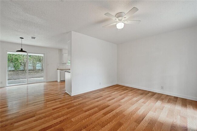 Building Photo - 401 Flournoy Dr