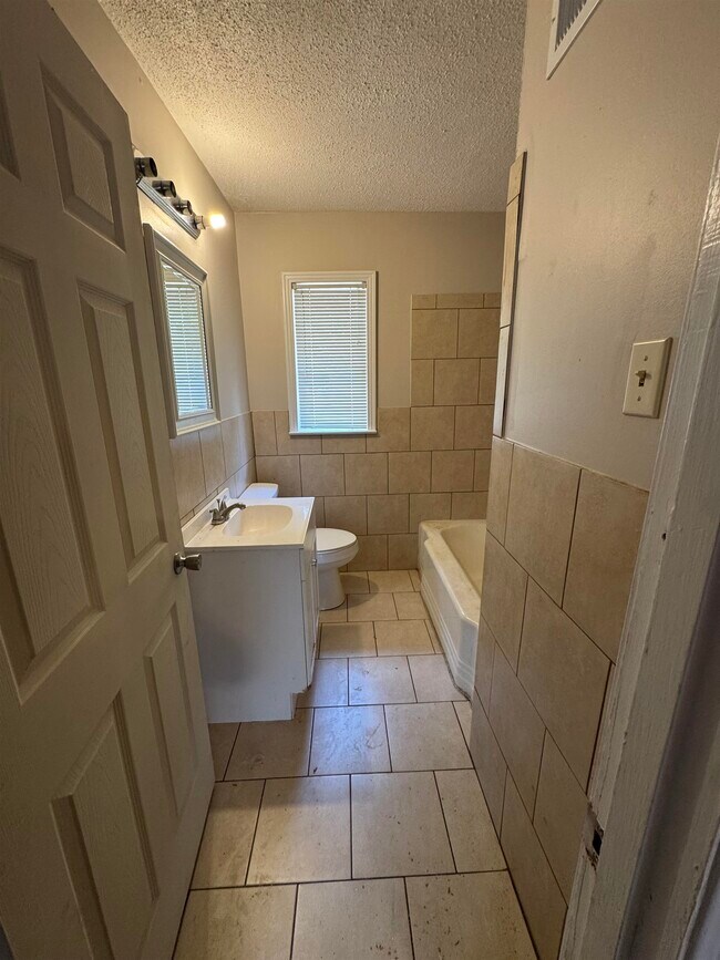 Foto del edificio - 1228 Briarwood Dr