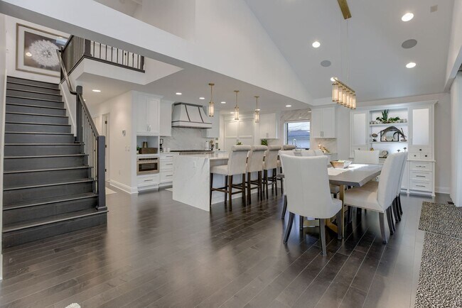 Foto del edificio - Fully Furnished 5-Bedroom with High-End Fi...