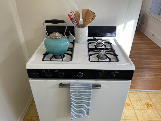 Gas Range - 1400 Fremont Ave
