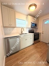 Building Photo - 6905 1/2 N Duncan Ave