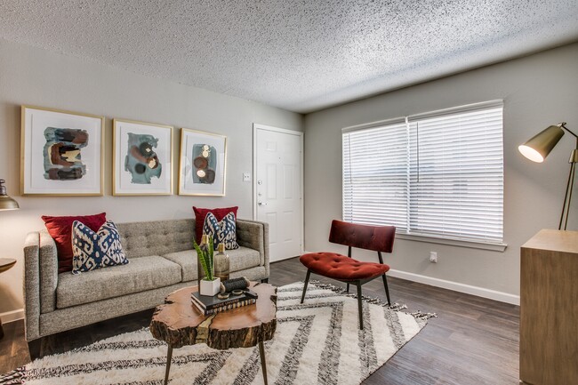 B1 - 2BD, 1BA - 930SF - Entry - The Ruston