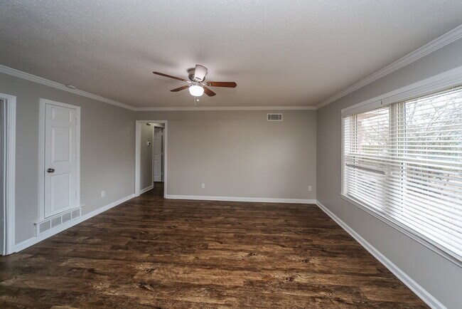 Foto del edificio - 1585 Pepperwood St