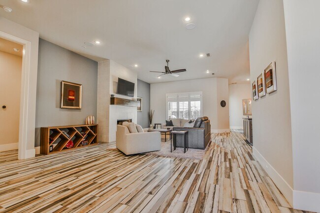 Foto del edificio - Stunning 4-Bedroom Luxury Home with Resort-Style Pool in Prestigious Oakmont Estates – Available ...