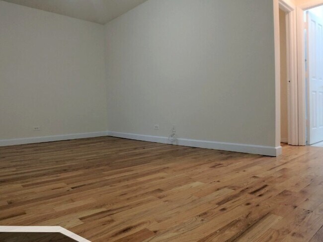 Foto del edificio - 2349 N Drake Ave