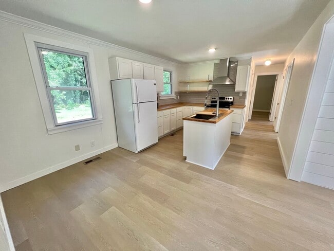 Building Photo - Renovated 3 bed, 1 bath Home w/ Large Fenced Backyard