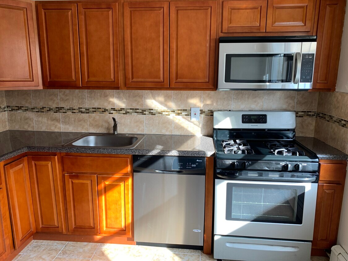 Foto principal - 1360 Paterson Plank Rd