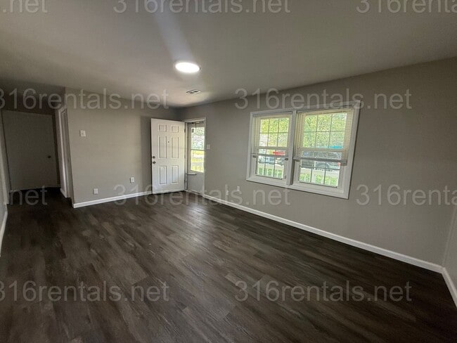 Building Photo - $1145 - 4 bedroom / 1 bathroom - Single Fa...